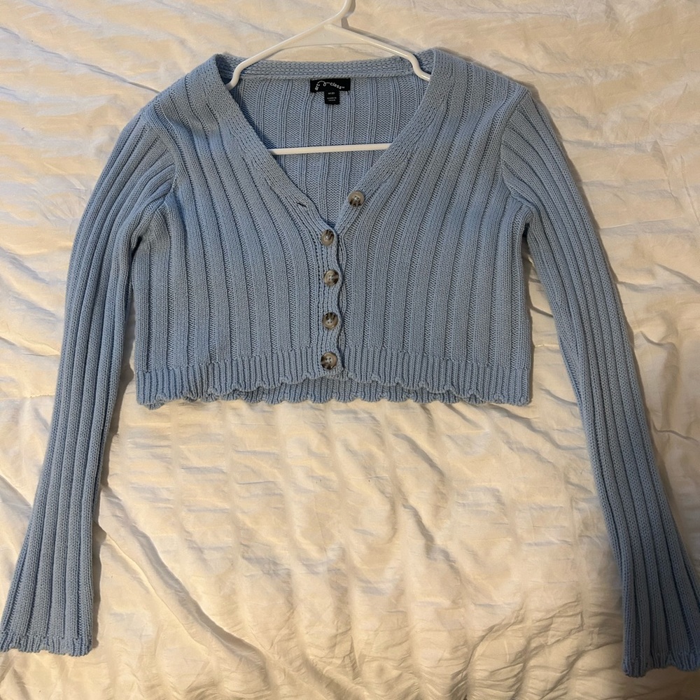baby blue long sleeve crop top
